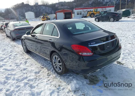 2017 Mercedes-Benz C 300 4Matic/Luxury 4Matic/Sport 4Matic z USA, uszkodzony, nr VIN 55SWF4KB6HU206711